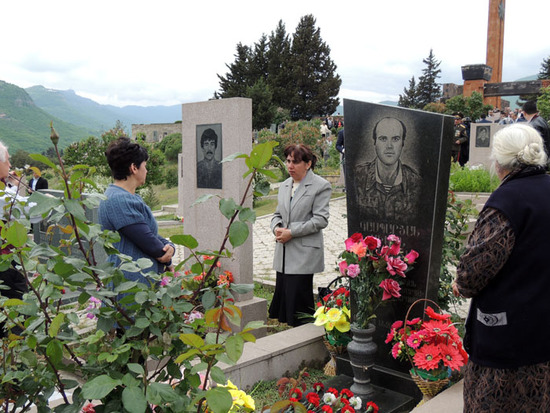 У могилы родных. У могилы родных.