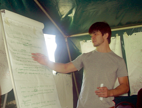 Ингушетия, Мужичи, 11 мая 2013 г. Участник семинара "Школа лидеров" делает доклад. Фото Малики Бацаевой для "Кавказского узла"