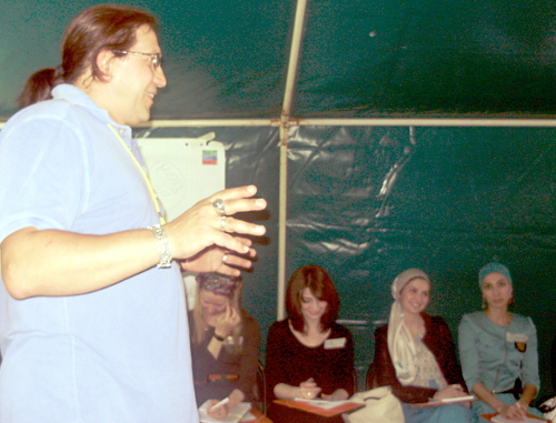 Василий Птицын ведет тренинг на семинаре "Школа Лидеров" в республиканском доме отдыха Мужичи. Ингушетия, 11 мая 2013 г. Фото Малики Бацаевой для "Кавказского узла"