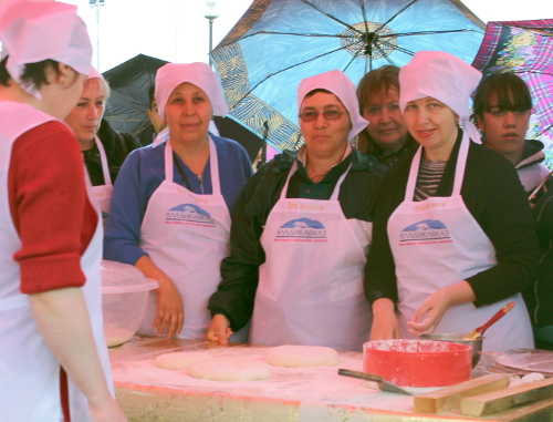Мастер-класс по приготовлению осетинских пирогов. Северная Осетия, Владикавказ, 8 июня 2013 г. Фото Эммы Марзоевой для "Кавказского узла"