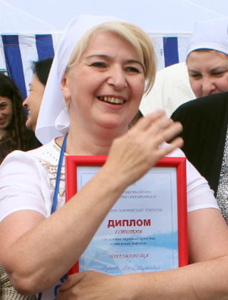 Победительница фестиваля осетинских пирогов Лиана Хубаева из Алагира, Северная Осетия, Владикавказ, 8 июня 2013 г. Фото Эммы Марзоевой для "Кавказского узла"