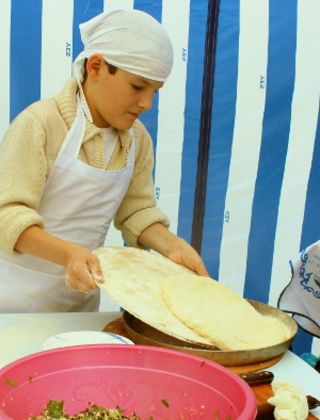 Самый юный участник фестиваля осетинских пирогов 12-летний Заур Гаджинов из села Батакаюрт. Северная Осетия, Владикавказ, 8 июня 2013 г. Фото Эммы Марзоевой для "Кавказского узла"