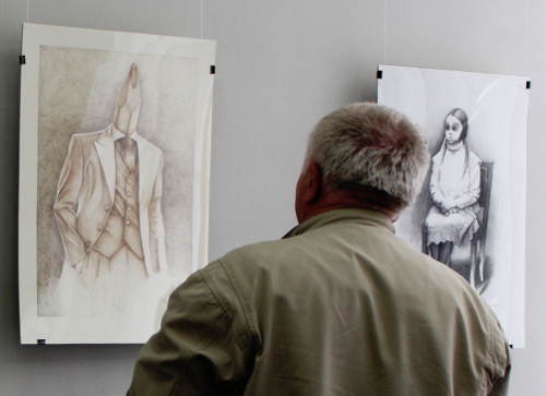 Работы Рустама Сардалова на выставке в Национальном музее Северной Осетии. Владикавказ, 11 июня 2013 г. Фото Эммы Марзоевой для "Кавказского узла"