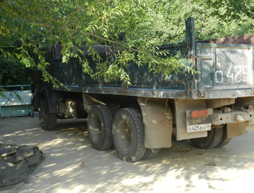 Машина, используемая для вывоза рубероида. Волгоградская область, Ворошиловский район, поселок Дар-Гора, 13 июня 2013 г. Фото Татьяны Филимоновой для "Кавказского узла"