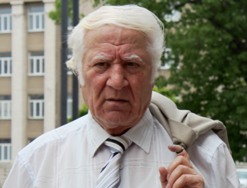 Руководитель оркестра народных инструментов Булат Газданов у Дома правительства Северной Осетии после совещания о проблеме предоставления помещения для репетиций оркестру. Владикавказ, 18 июня 2013 г. 