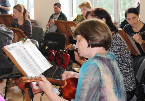 Национальный оркестр народных инструментов проводит репетицию в помещении Дворца культуры ОЗАТЕ. Северная Осетия, Владикавказ, 7 июня 2013 г. Фото Эммы Марзоевой для "Кавказского узла"