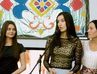 Организаторы выставки в Национальном музее Кабардино-Балкарии -  члены молодежной организации "Дыгъэ". В центре - художник Диана Шокарова. Нальчик, 12 июля 2013 г. Фото Луизы Оразаевой для "Кавказского узла"