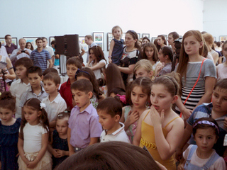 Просмотр  анимационного фильма, сделанного  участниками выставки на основе адыгских сказок. Национальный музей Кабардино-Балкарии, Нальчик, 12 июля 2013 г. Фото Луизы Оразаевой для "Кавказского узла" 