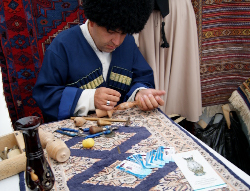 Ярмарка дагестанской продукции на ВВЦ. Мастер наносит орнамент-насечку на изделия из дерева. Москва, 31 августа 2013 г. Фото Натальи Крайновой для "Кавказского узла"