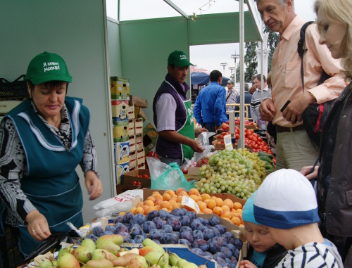 Ярмарка дагестанской продукции на ВВЦ. Торговля фруктами. Москва, 31 августа 2013 г. Фото Натальи Крайновой для "Кавказского узла"