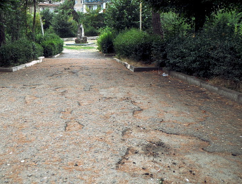 Разбитый асфальт пешеходных дорожек в парке имени Ашота Гуляна. Нагорный Карабах, Степанакерт. 1 сентября 2013 г. Фото Алвард Григорян для "Кавказского узла"