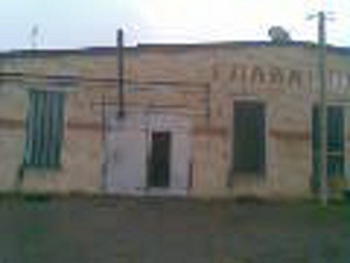 Здание бывшего цеха консервного завода, в котором живет Азамат Арчаков. Ингушетия, Назрановский район, село Али-Юрт, 9 сентября 2013 г. Фото очевидца