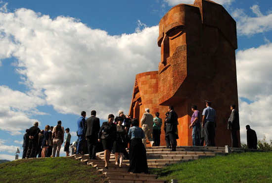 Ленточка разрезана, люди могут подняться к памятнику. Ленточка разрезана, люди могут подняться к памятнику.