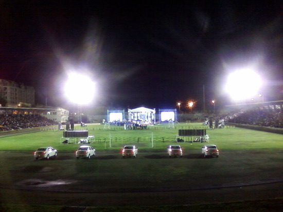 На стадионе им. С. Шаумяна. Легковые авто ждут своих хозяев. На стадионе им. С. Шаумяна. Легковые авто ждут своих хозяев.