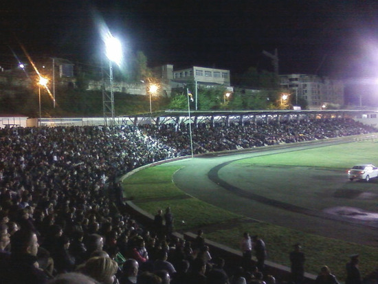 Стадион переполнен. Стадион переполнен.