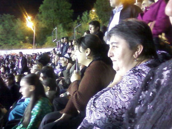 Люди притихли... Люди притихли...