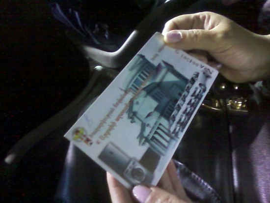 Два варианта - или пойти за выигрышем или же бросить в урну этот билет... Два варианта - или пойти за выигрышем или же бросить в урну этот билет...