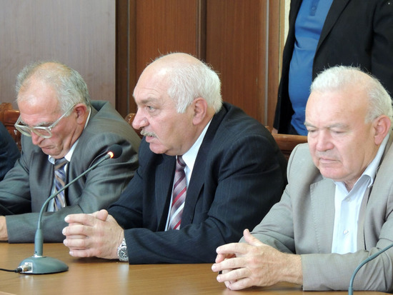 Вопрос задаёт пресс-секретарь парламента НКР Михаил Аджиян. Вопрос задаёт пресс-секретарь парламента НКР Михаил Аджиян.