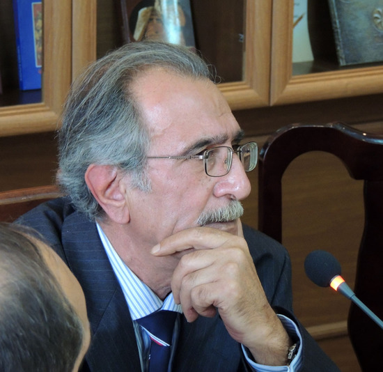 Аликрам Гумматов слушает вопросы... Аликрам Гумматов слушает вопросы...