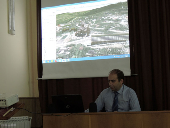 Коммерческий директор фирмы &laquo;Локатор&raquo; Владимир Софян проводит презентацию 3D моделей Степанакерта и Шуши.