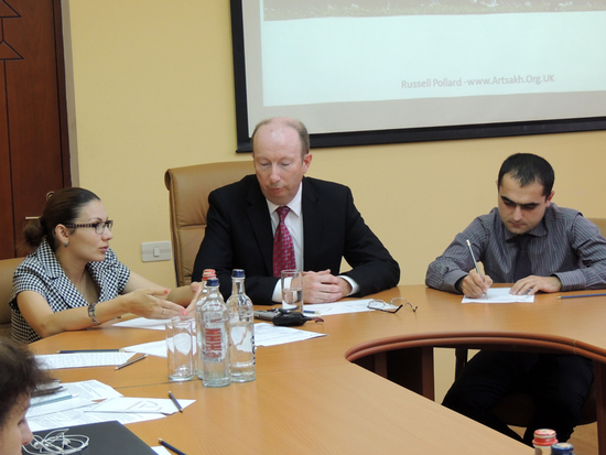 Сусанна Петросян помогает в переводе. Сусанна Петросян помогает в переводе.