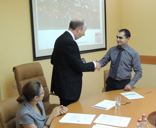 Помощник премьер-министра НКР Левон Саркисян вручает Расселу Полларду памятную медаль. Помощник премьер-министра НКР Левон Саркисян вручает Расселу Полларду памятную медаль.