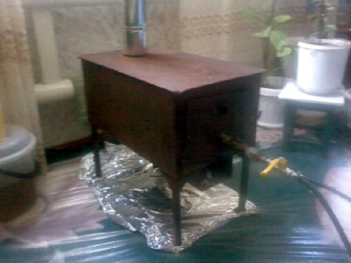 Самодельная система отопления в сборно-щитовом строении. Ингушетия, Назрановский район, октябрь 2013 г. Фото предоставлено жителями барака в Яндаре Самодельная система отопления в сборно-щитовом строении. Ингушетия, Назрановский район, октябрь 2013 г. Фото предоставлено жителями барака в Яндаре