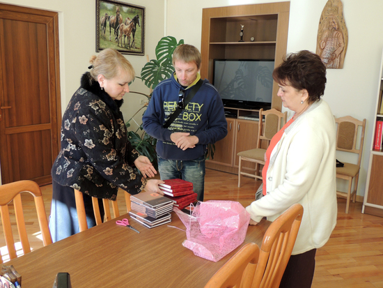 В кабинете у директрисы Степанакертской русской школы им. Грибоедова Людмилы Аванесян (слева), справа Сусанна Межлумян, педагог русского языка. В кабинете у директрисы Степанакертской русской школы им. Грибоедова Людмилы Аванесян (слева), справа Сусанна Межлумян, педагог русского языка.