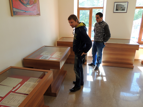 В здании министерства культуры, Виктор рассматривает экспонаты. В здании министерства культуры, Виктор рассматривает экспонаты.