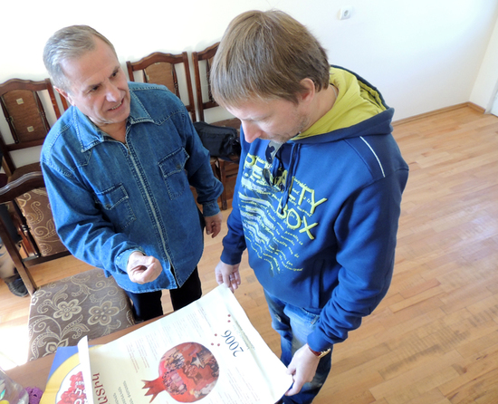 Директор Шушиского театра Леонид Айрапетян рассказывает Виктору о работе театра, о перспективных планах театра. Директор Шушиского театра Леонид Айрапетян рассказывает Виктору о работе театра, о перспективных планах театра.