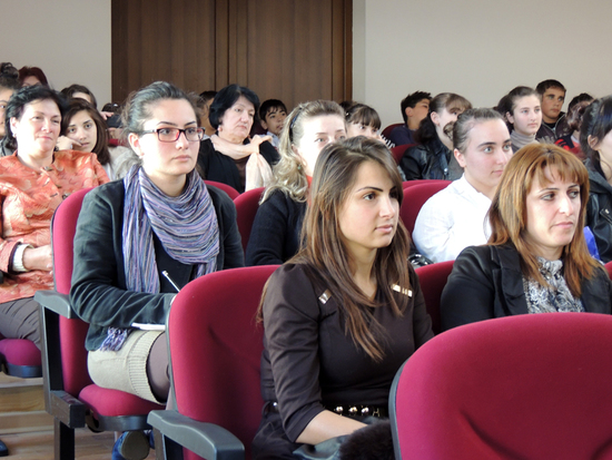 Ученикир и преподы школы в зале. Ученикир и преподы школы в зале.
