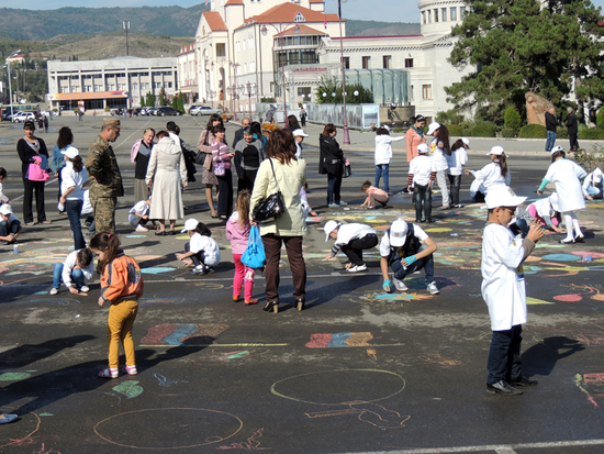 У мелких своя "свадьба" - мелками рисуют на асфальте всё, что им хочется. У мелких своя "свадьба" - мелками рисуют на асфальте всё, что им хочется.