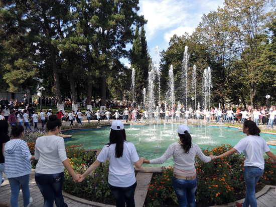 Весёлая пляска школьнитков вокруг фонтана на "Пятачке". Весёлая пляска школьнитков вокруг фонтана на "Пятачке".