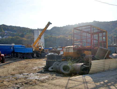 Промышленный объект в Кудепсте. Сочи, 17 октября 2013 г. Фото Павла Лиманова