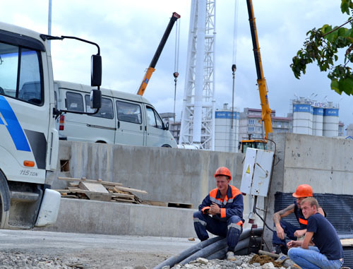 Строители возле дома на улице Акаций. Сочи, октябрь 2013 г. Фото Светланы Кравченко для "Кавказского узла"