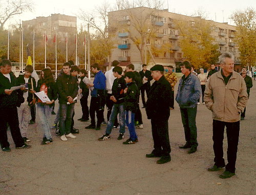 Участники митинга "Против раздачи гражданства". Астраханская область, город Нариманов, 26 октября 2013 г. Фото Елены Гребенюк для "Кавказского узла"