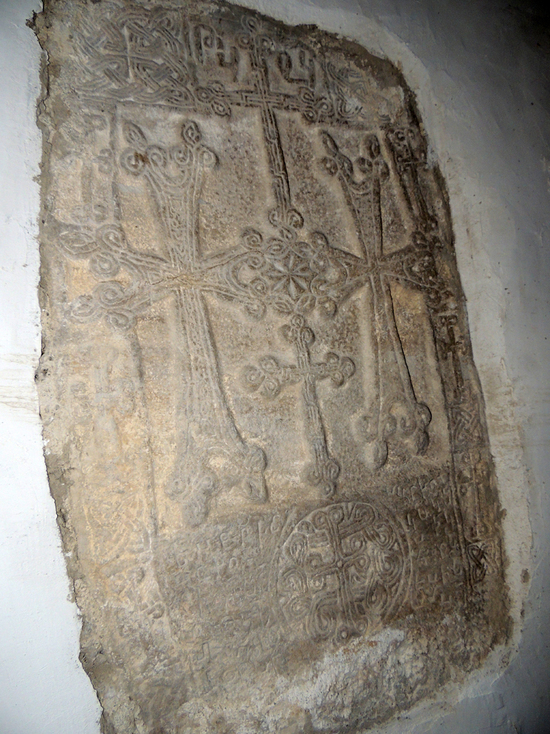 Церковь &laquo;Пустынь Кусаноц&raquo;. Хачкар замурованный в стене.