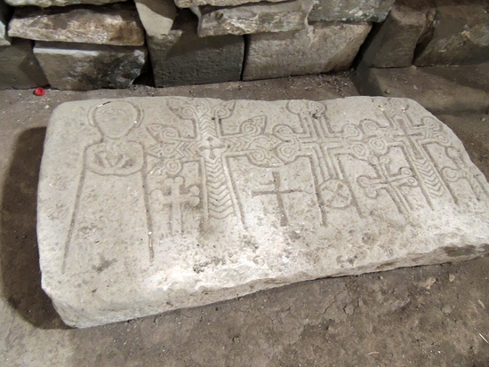 Церковь &laquo;Сурб Аствацацин&raquo; (&laquo;Успенья Прсвятой Богородицы&raquo;). Хачкар.