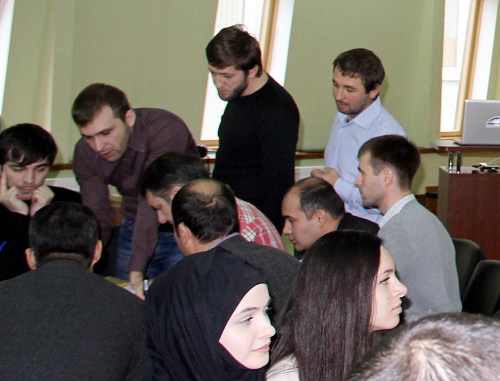 Образовательный форум кавказской молодежи, организованный фондом "Альтаир". Участники разбились на секции и сосредоточились над выполнением одного из заданий тренинга. Москва, 19 октября 2013 г. Фото Магомеда Туаева для "Кавказского узла"