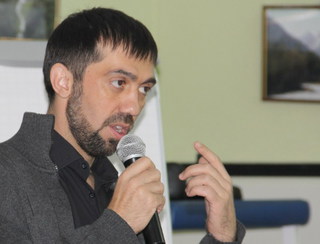 Ведущий тренингов на образовательном форуме кавказской молодежи, директор фонда "Альтаир", политолог Руслан Курбанов. Москва, 19 октября 2013 г. Фото Магомеда Туаева для "Кавказского узла"