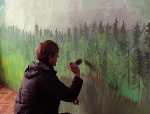 Студент колледжа дизайна КБГУ расписывает стены в Республиканском психоневрологическом диспансере в Чегеме. Октябрь 2013 г. Фото Дарьи Безверховой и Аланы Губаревой для "Кавказского узла"