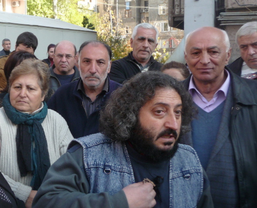 Жители домов, расположенных на улицах Саят-Нова, 10, 12, Налбандяна, 25 и Абовяна, 22/а. В центре - Андраник Манукян.  Ереван, 4 ноября 2013 г. Фото Армине Мартиросян для "Кавказского узла" 