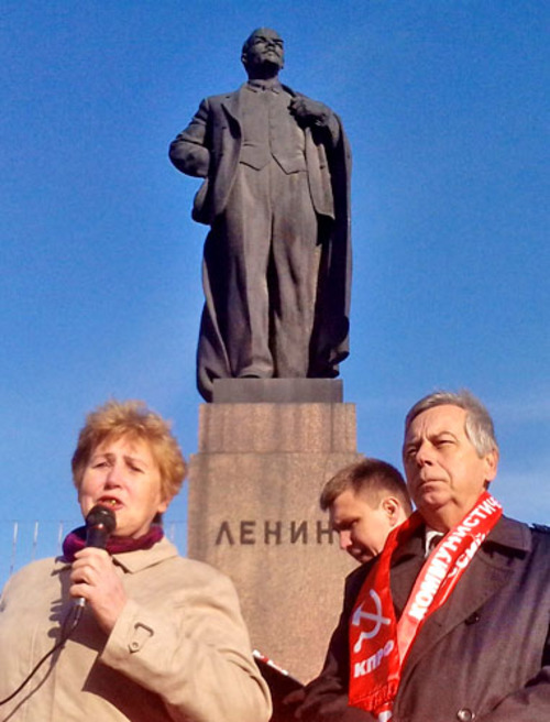 Выступает Людмила Анохина, справа - Александр Кочков. Астрахань, 7 ноября 2013 г. Фото Елены Гребенюк для "Кавказского узла"