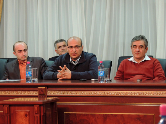 Первым на круглом столе выступил Степан Даниелян, председатель НПО &laquo;Сотрудничество во имя демократии&raquo;,