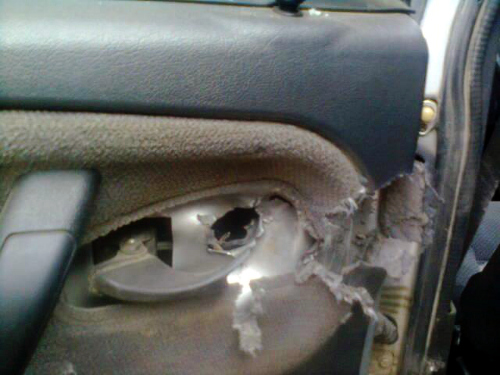 Передняя дверь машины Мухмета Бузуртанова со стороны водительского места, насквозь пробитая выстрелами. Ингушетия, Галашки, ноябрь 2013 г. Фото Беслана Бузуртанова