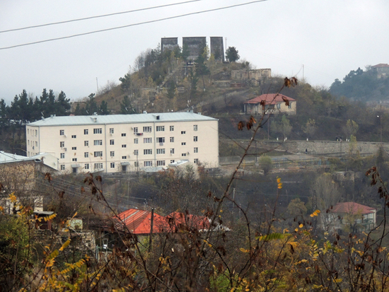 Новое жилое здание. На горе памятник. "Кавказский Узел" Новое жилое здание. На горе памятник. "Кавказский Узел"