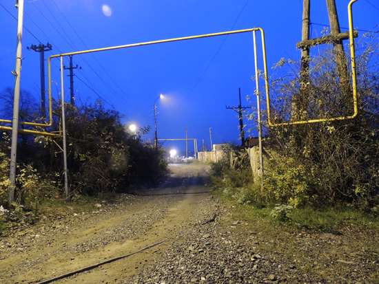 Бердзор. Вечер. Просёлочная дорог. Трубы газопровода опоясали весть город. С газом в Бердзоре нет проблем. "Кавказский Узел" Бердзор. Вечер. Просёлочная дорог. Трубы газопровода опоясали весть город. С газом в Бердзоре нет проблем. "Кавказский Узел"