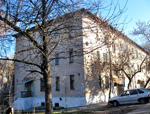 В доме №4 "а" в поселке Веселая Балка Кировского района расположены помещения муниципального маневренного жилищного фонда. Волгоград, 27 ноября 2013 г. Фото Вячеслава Ященко для "Кавказского узла"