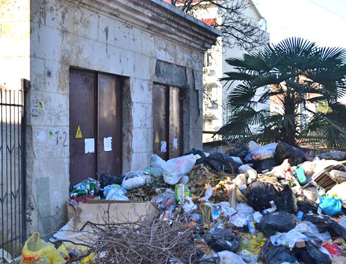 Стихийная свалка на улице Параллельная возле домов № 32 и 30. Сочи, 25 декабря 2013 г. Фото Светланы Кравченко для "Кавказского узла"