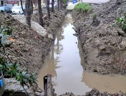 Вырытая траншея вся залита фекальными водами от поврежденной канализации. Сочи, январь 2014 г. Фото Светланы Кравченко для "Кавказского узла"